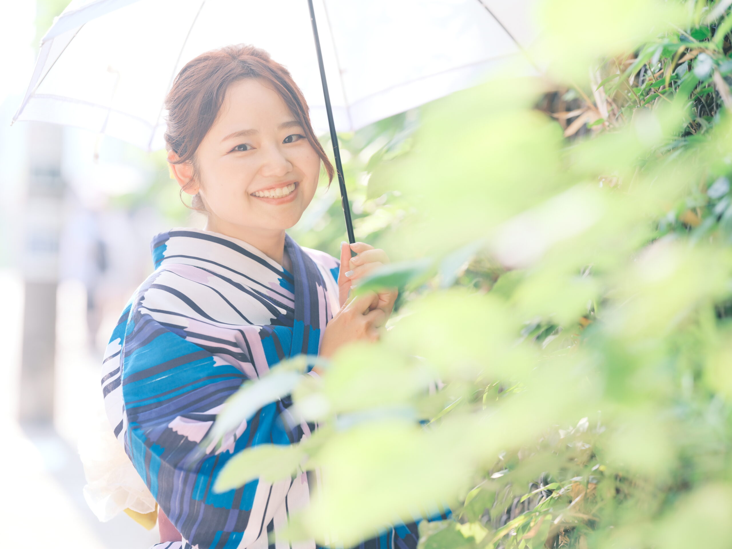 白い日傘を差し、浴衣姿で笑顔を見せるCoharu
